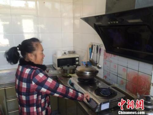 圖為居民用燃?xì)庠钭鲲??！±钔ヒ?攝